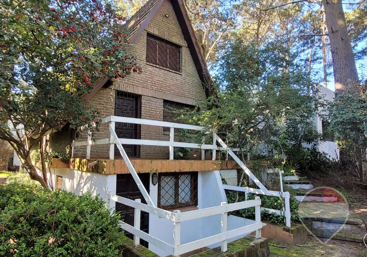 Casa de 4 ambientes en venta en Pinamar, Betbeder 1700
