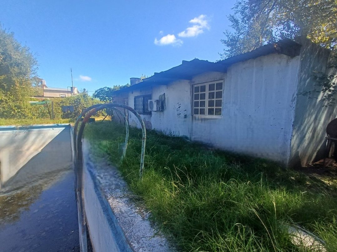 VENTA CASA DOBLE LOTE DERQUI CENTRO CON PILETA