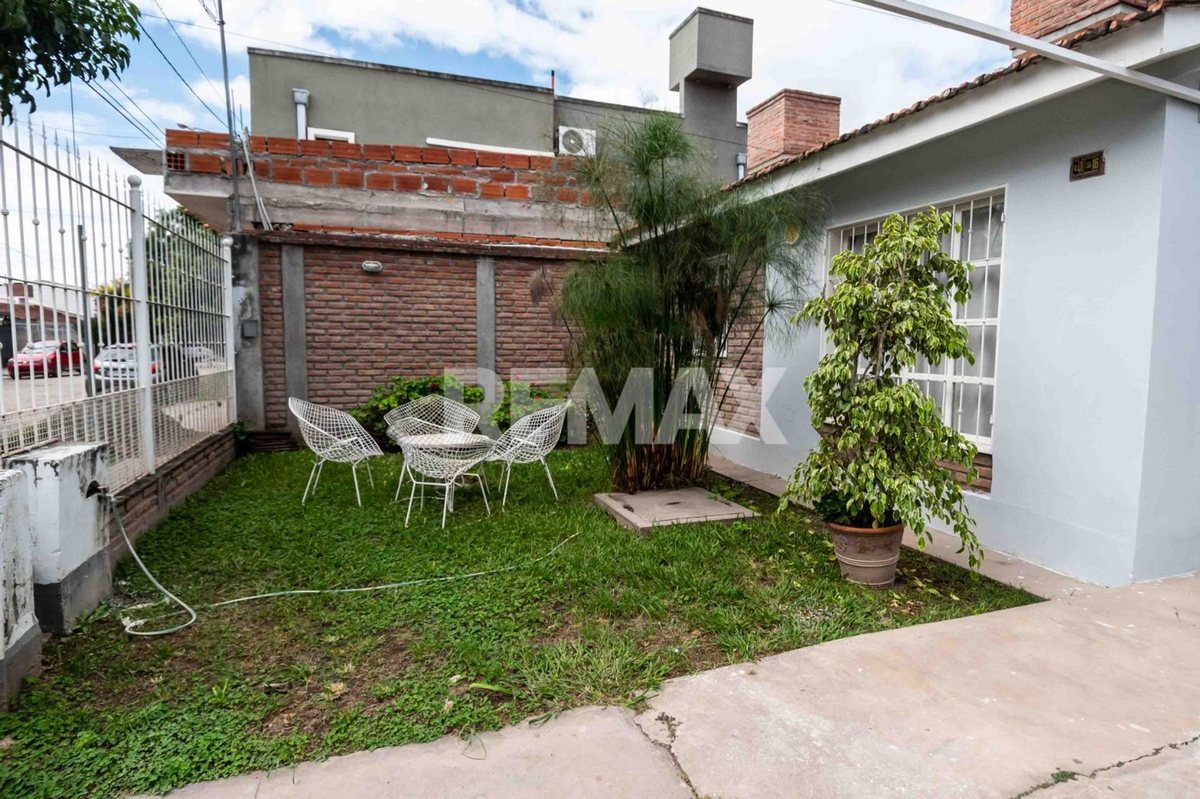 CASA VENTA LOS LAPACHOS ZONA SUR 3 DORM Y COCHERA - foto 2