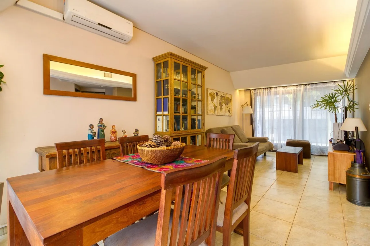 Casa tríplex en venta en Flores