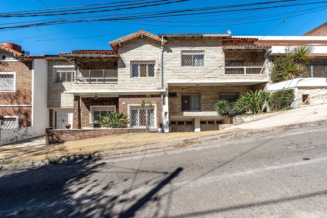 VENTA CASA 8 AMBIENTES GRAN LOTE VICENTE LOPEZ