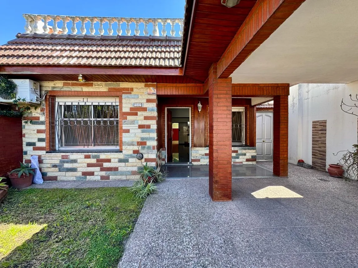 Casa de 3 ambientes en venta en Villa Luzuriaga, Guido Spano 1700