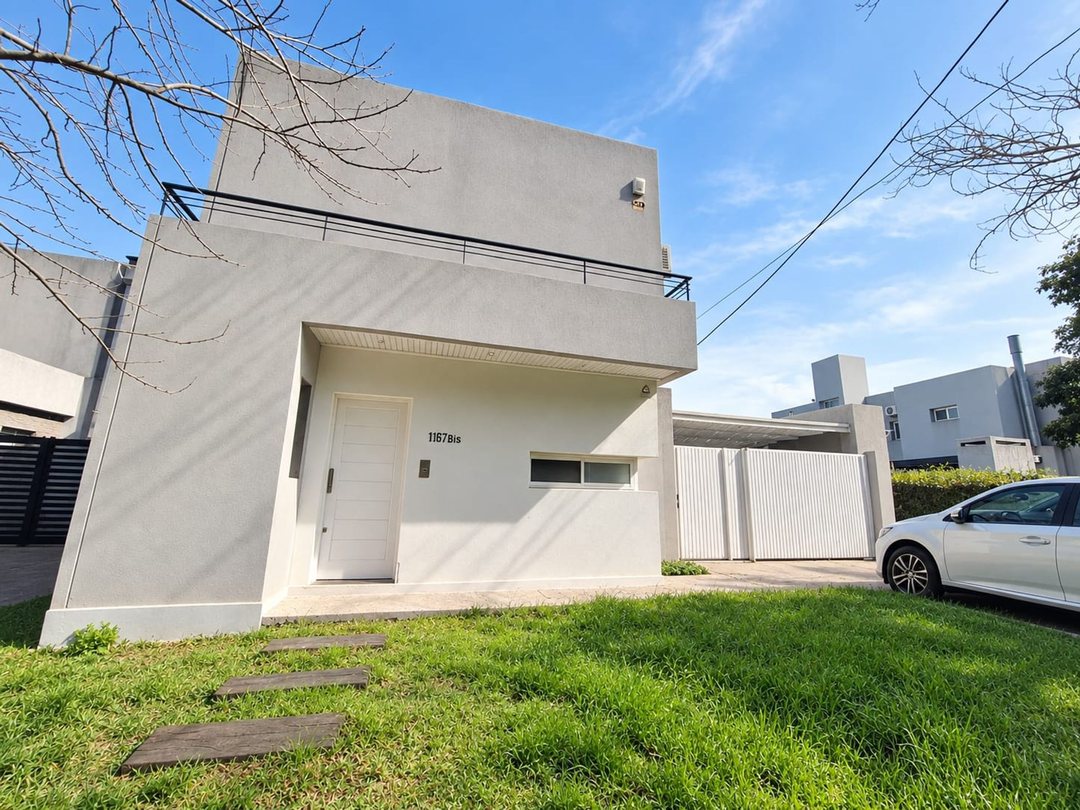 VENTA CASA DE 2 DORMITORIOS EN ALDEA CON PARQUE
