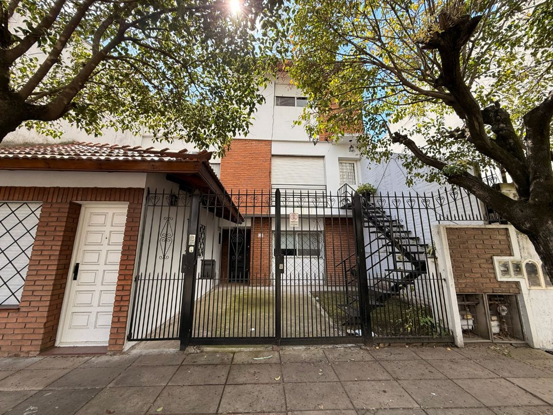 VENTA CASA CON TRES VIVIENDAS- IDEAL INVERSION
