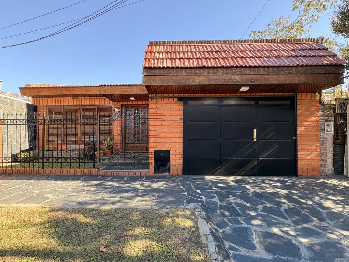Casa de 4 ambientes en venta en El Palomar, Teniente General Bergamini 400