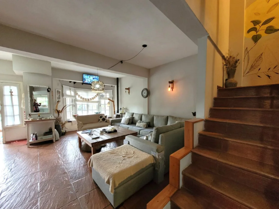 Casa tríplex de 5 ambientes en venta en Ciudad Jardín, De Las Tipas 2800