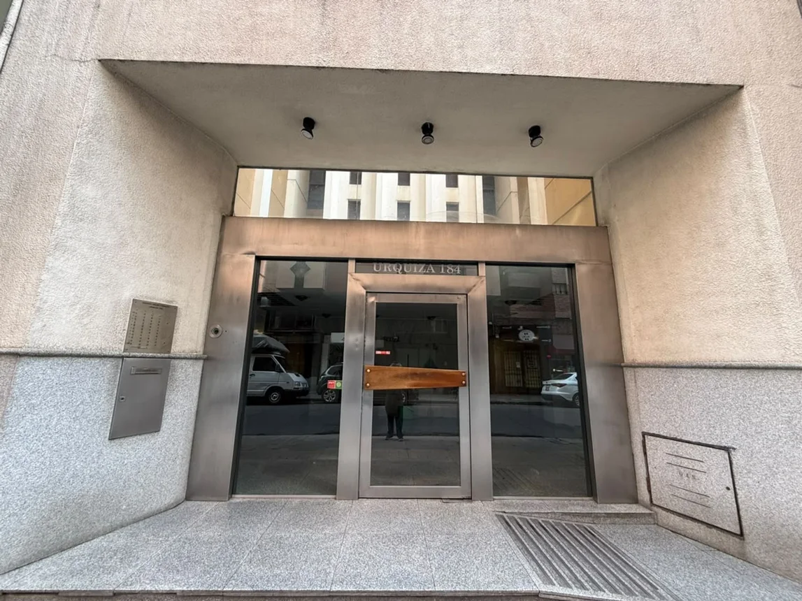 Departamento de 6 ambientes en alquiler en Córdoba, Justo José de Urquiza 100, foto 2