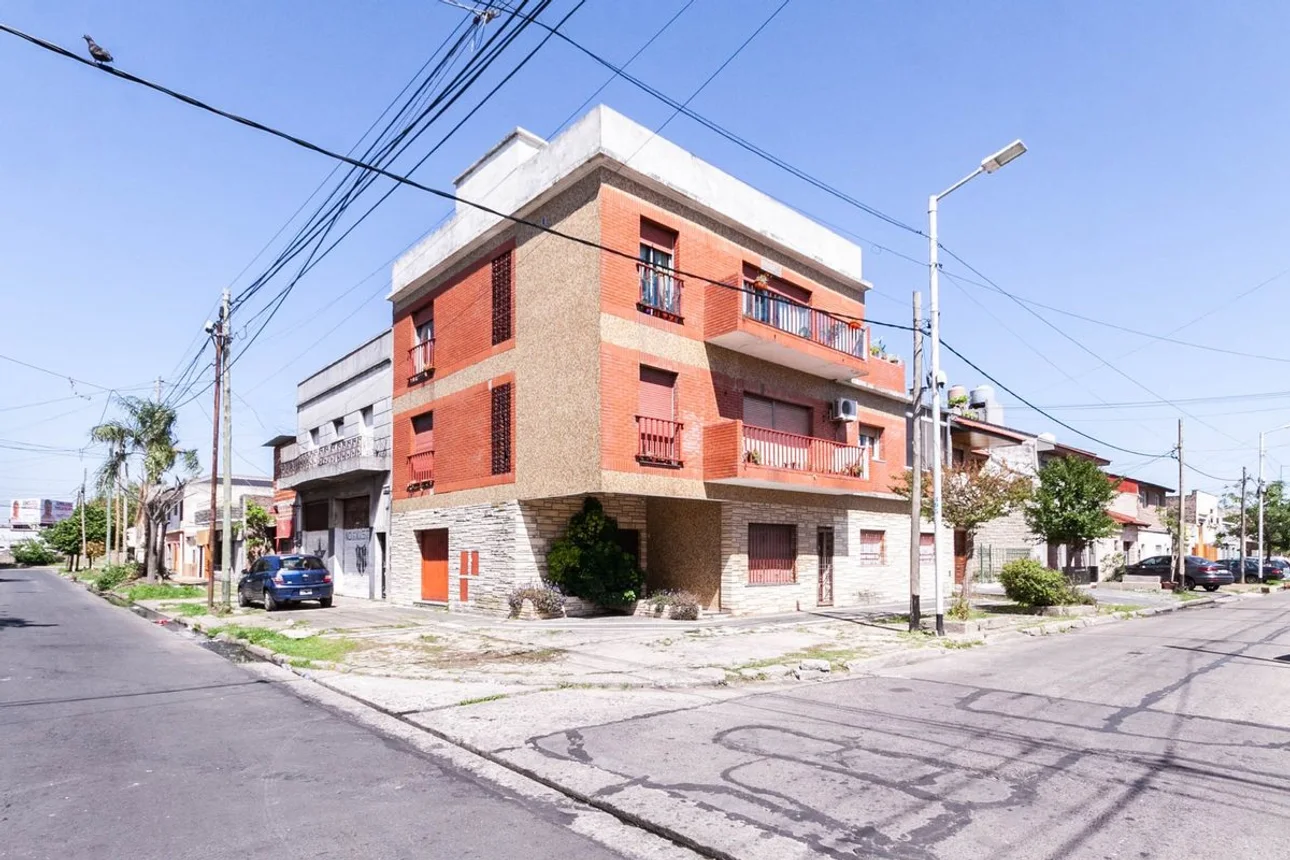 PH en venta en Gerli, Sargento Cabral 400