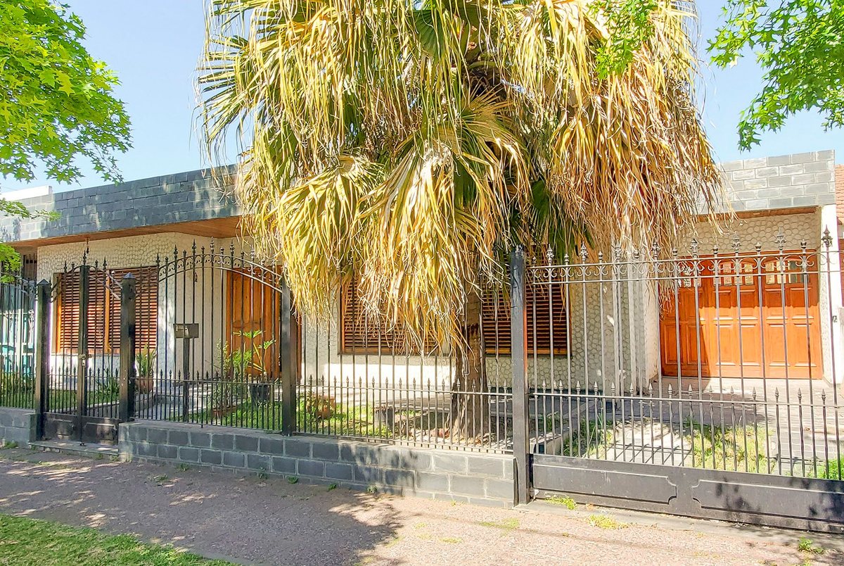 VENTA CASA DE 4 AMBIENTES EN LONGCHAMPS