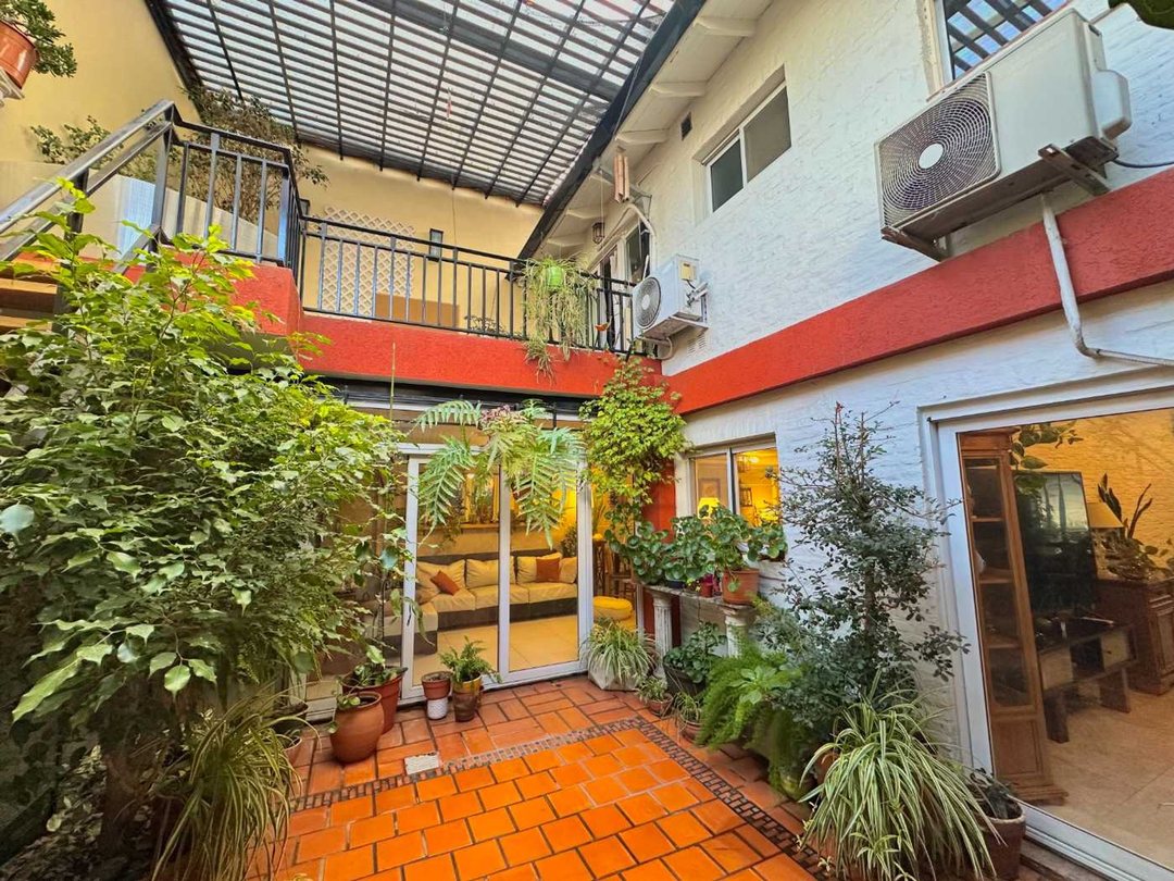 VENTA CASA 5 AMBIENTES PARQUE CHAS PATIO