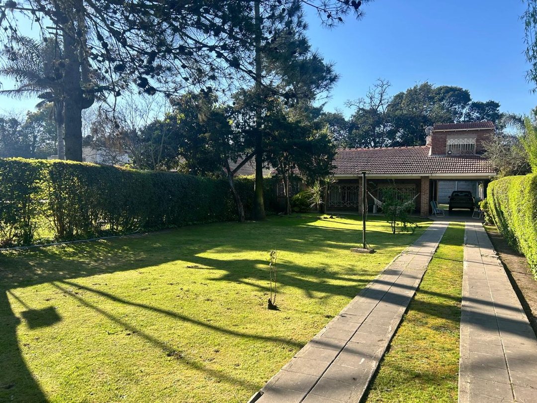 CASA 4 AMBIENTES EN VENTA EN SPEGAZZINI CON PILETA
