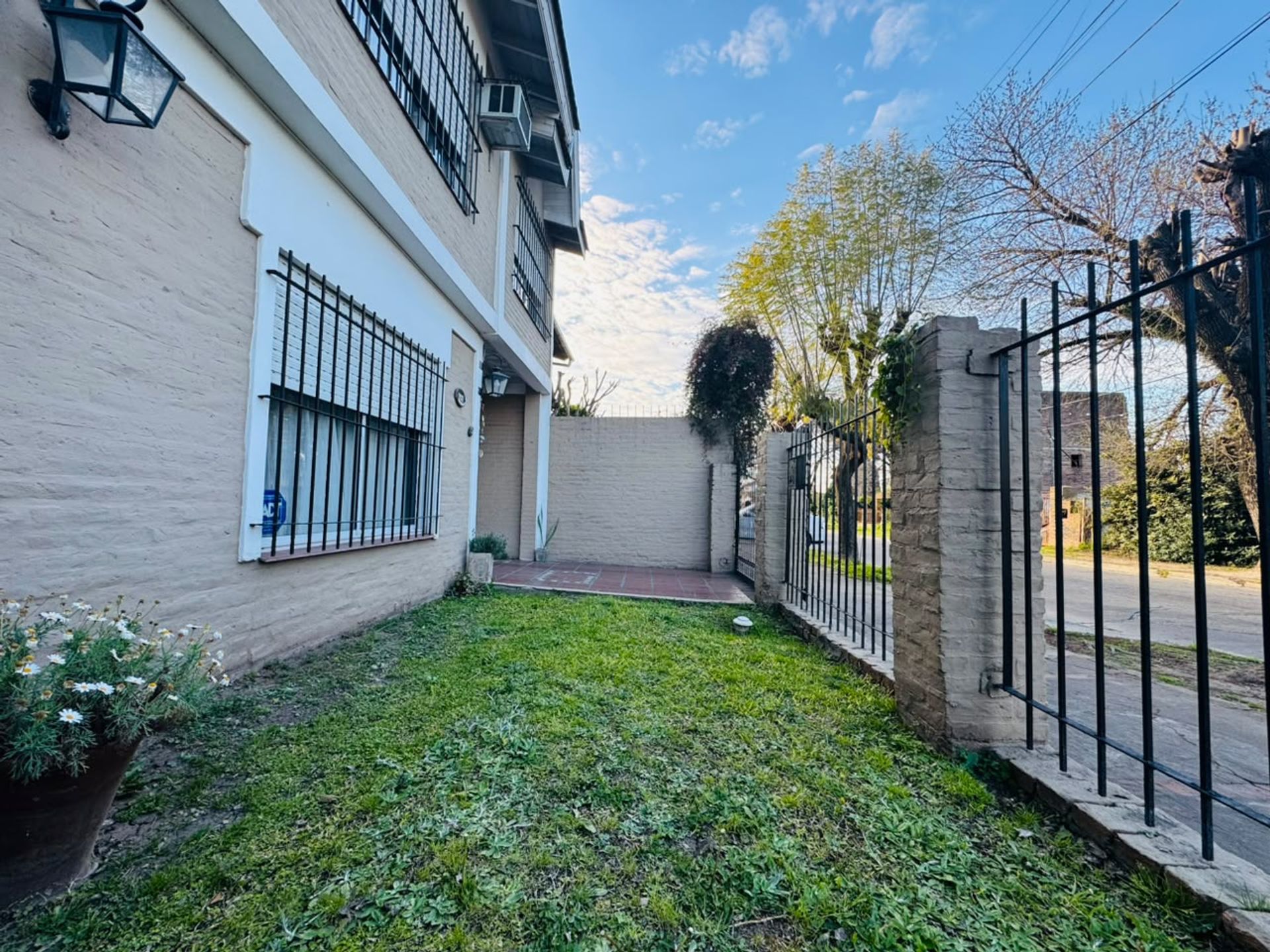 Foto 2 — VENTA CASA 3 DORMITORIOS PARQUE PILETA 300 M2