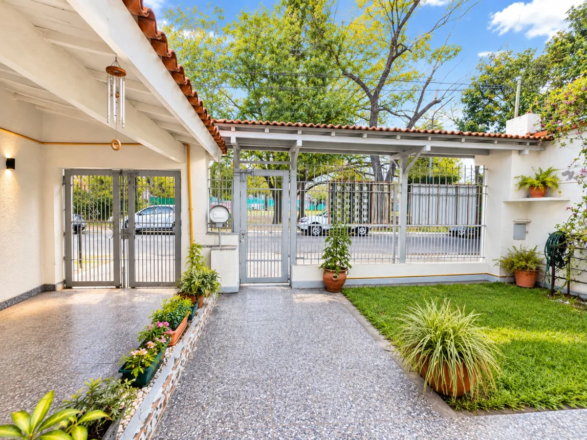 Casa de 3 ambientes en venta en Castelar, Bernardo de Irigoyen 200, foto 2