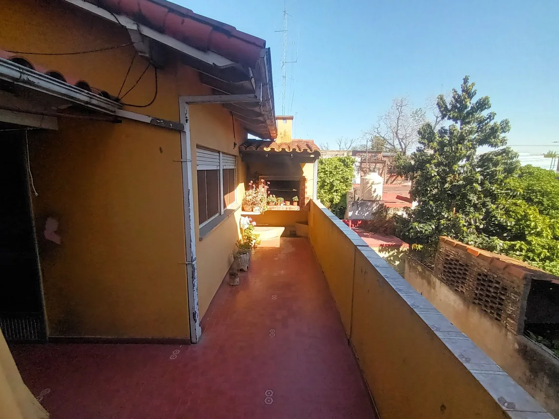 Casa de 9 ambientes en venta en Caseros, Juan de Garay 5000