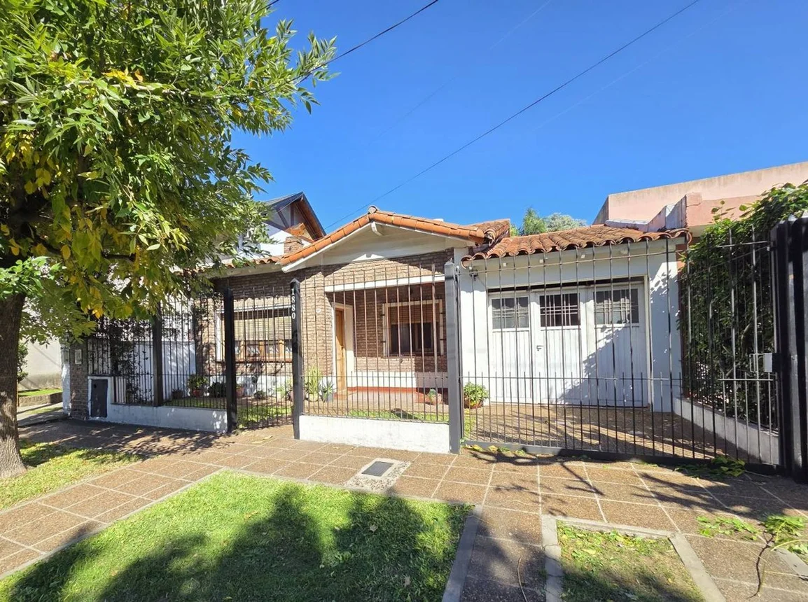 Casa de 4 ambientes en venta en Hurlingham, Albeniz 1800