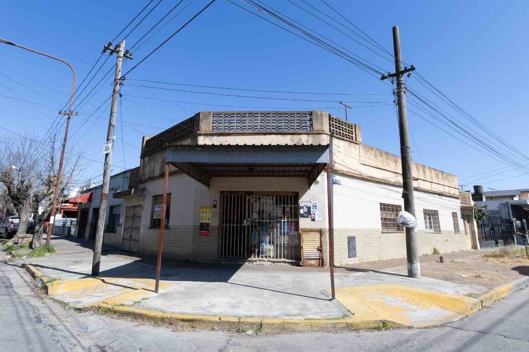Oportunidad: casa con local a reciclar en Ezpeleta
