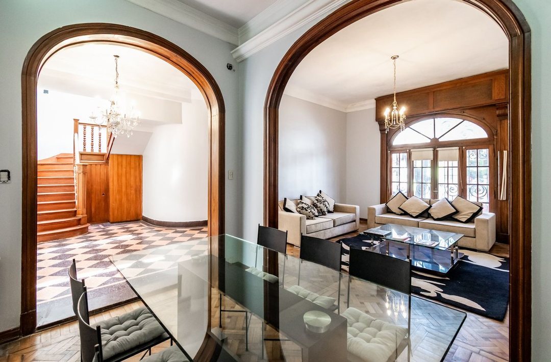 VENTA CASA 5 AMBIENTES COLEGIALES CON TERRAZA