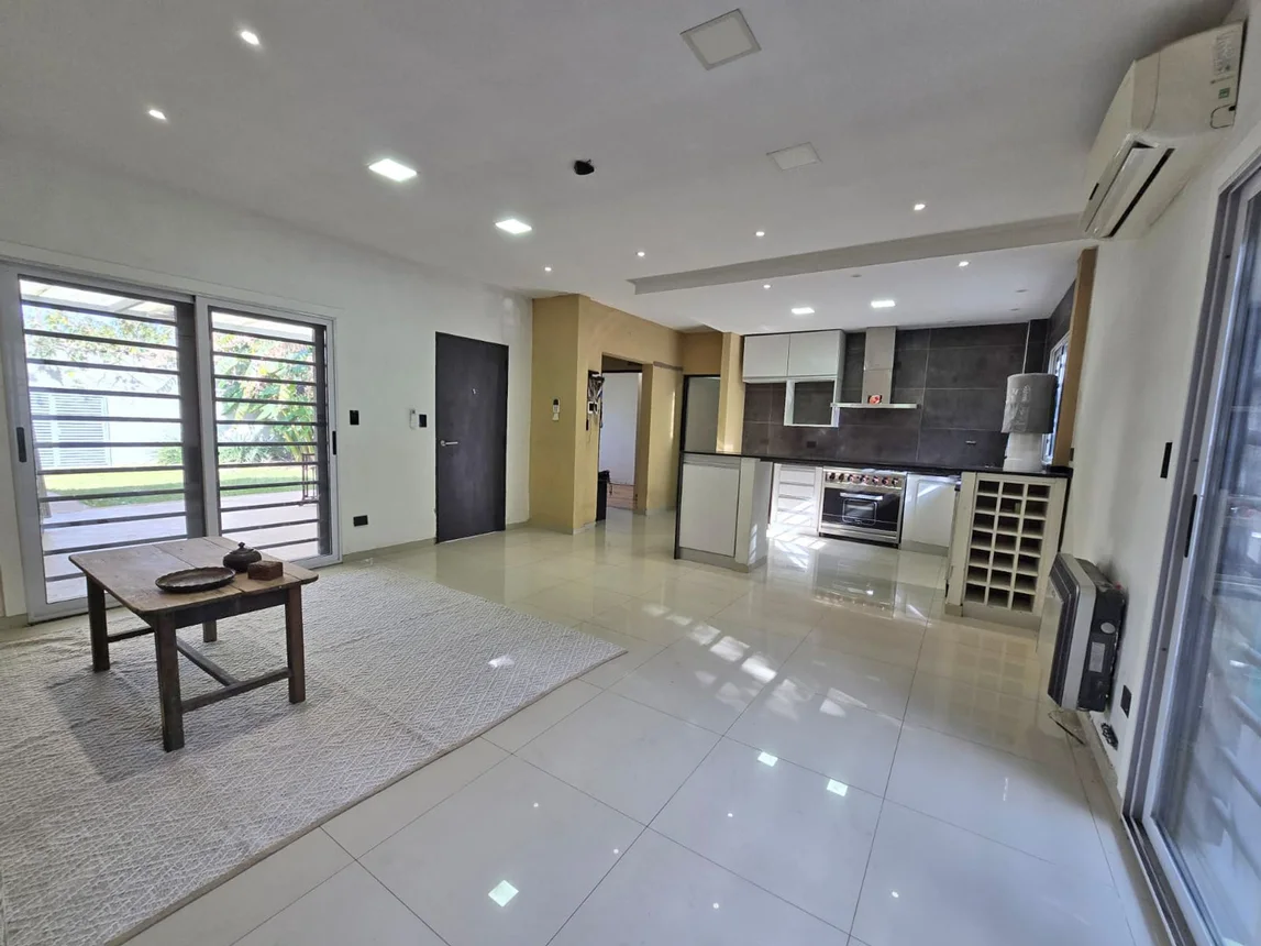 Casa de 4 ambientes en venta en Villa Tesei, Vicente Camargo 3400