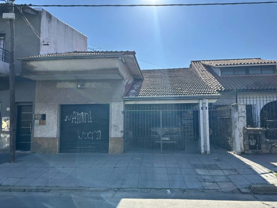 Casa de 3 ambientes en venta en Bernal Oeste, Leandro N. Alem 1700