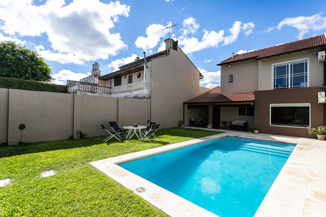 Venta casa 5 ambientes hurlingham parque y pileta, foto 1