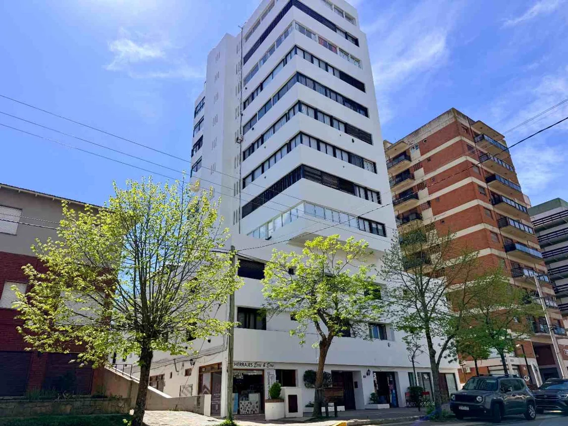 Departamento de 3 ambientes en venta en Pinamar, Avenida Constitución 500