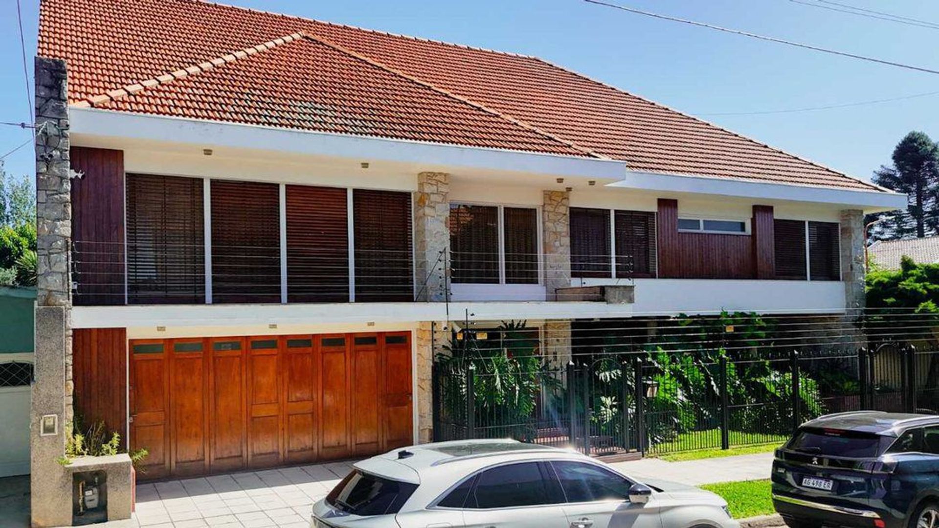 Venta casa Barrio Parque Bernal sobre dos lotes