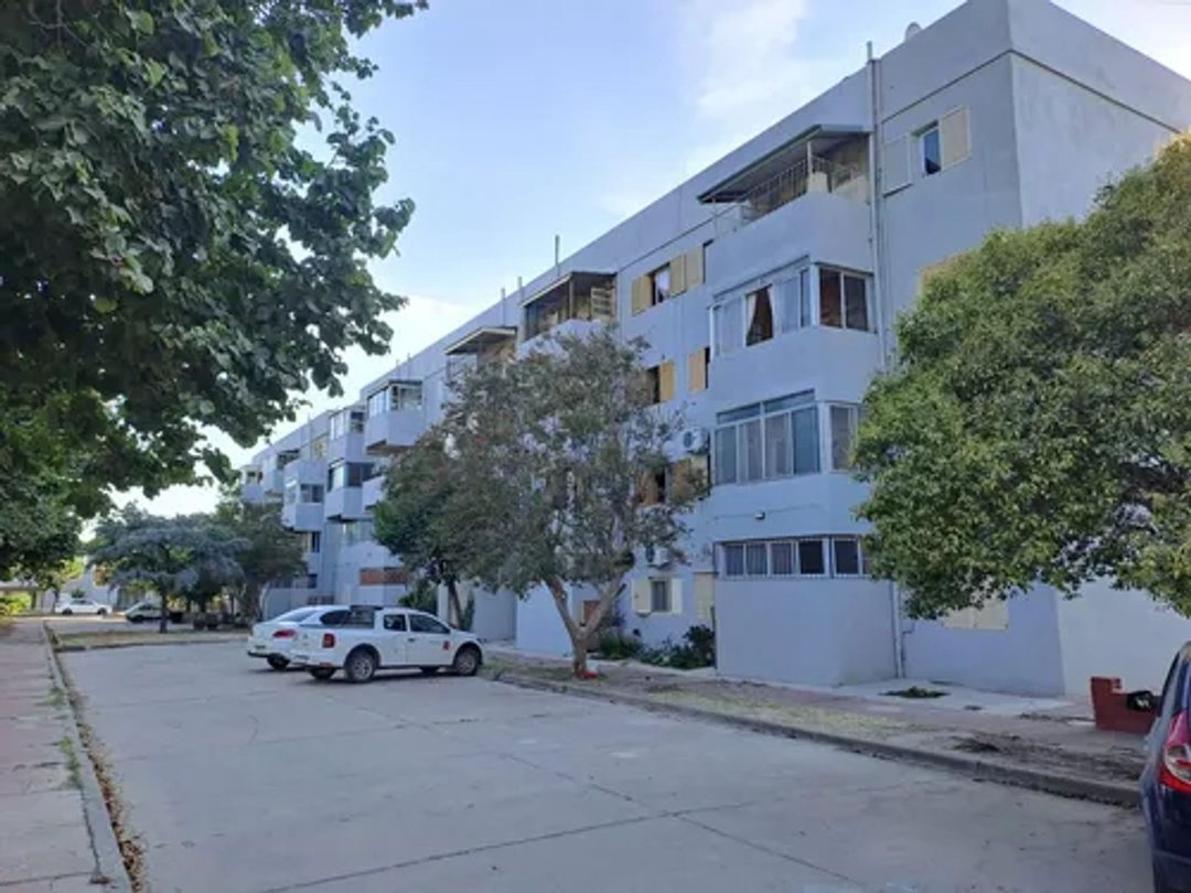 Venta dep de 4 dormitorios y 2 baños a Refaccionar