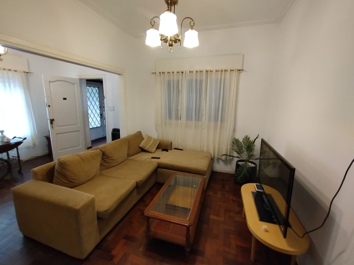 Venta casa 3 ambientes c/ cochera en Bernal centro