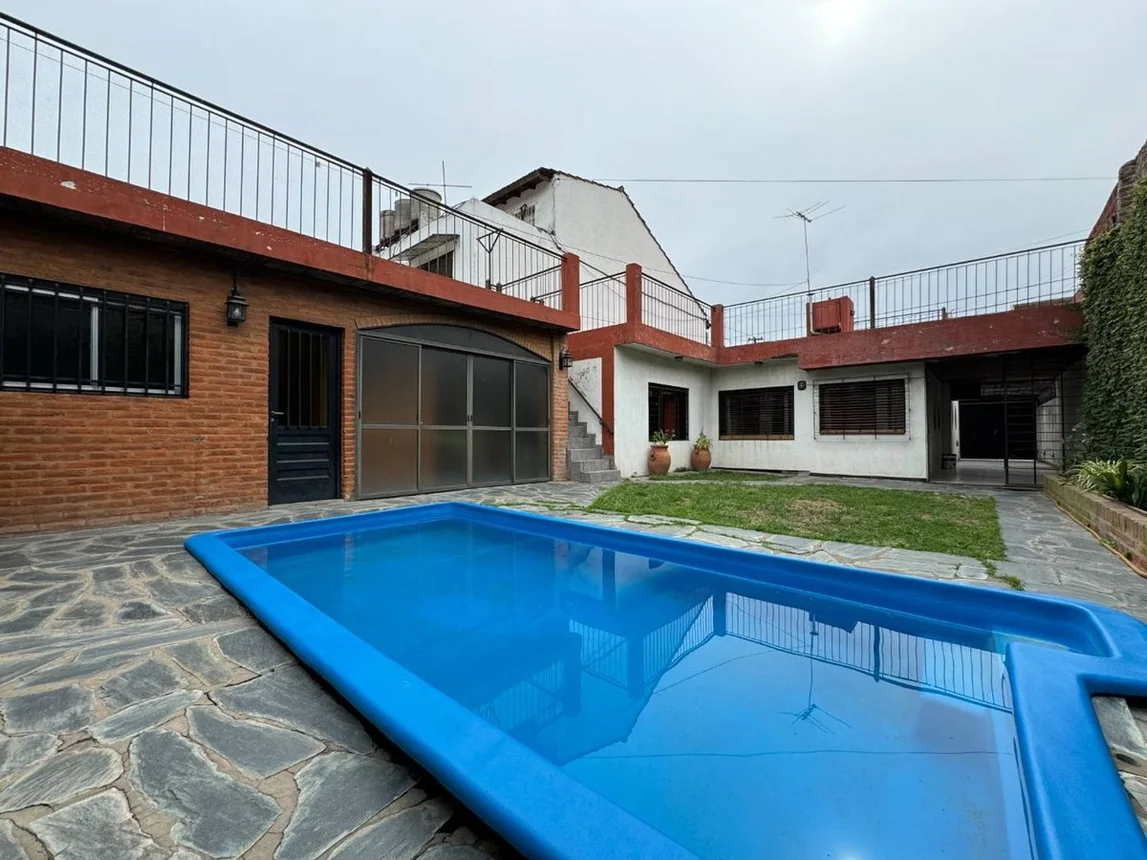 Casa de 4 ambientes en venta en Castelar, Santiago Dabove 600