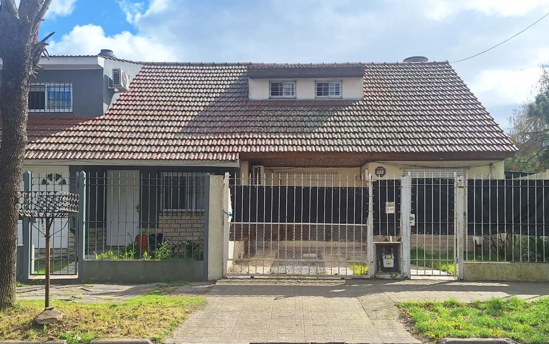 CASA 4 AMBIENTES EN VENTA EN MONTEGRANDE PILETA