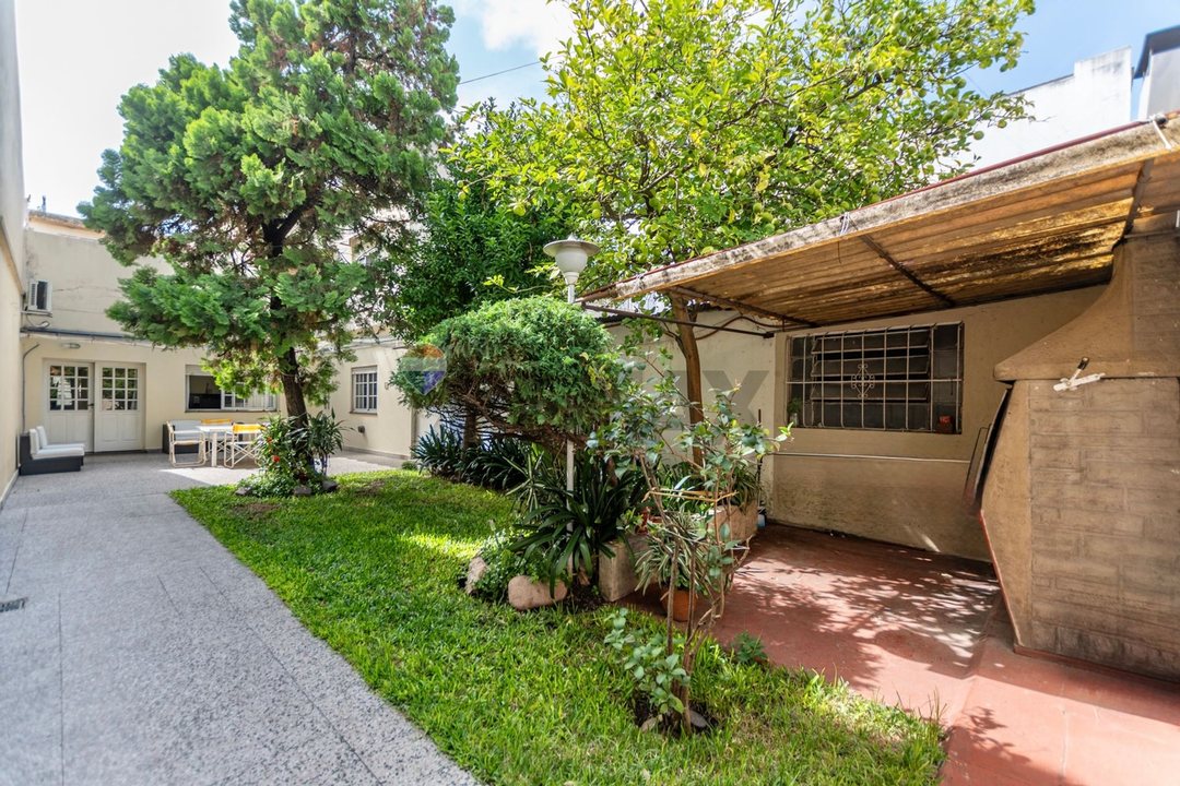 Venta casa 4 ambientes con jardin y cochera Lugano