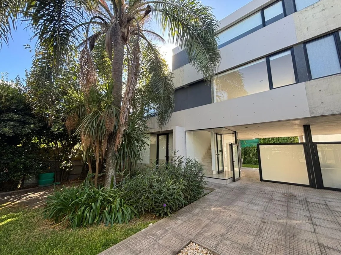 Casa tríplex de 3 ambientes en venta en Manuel B. Gonnet, 489 Entre 16 y 16bis 2100