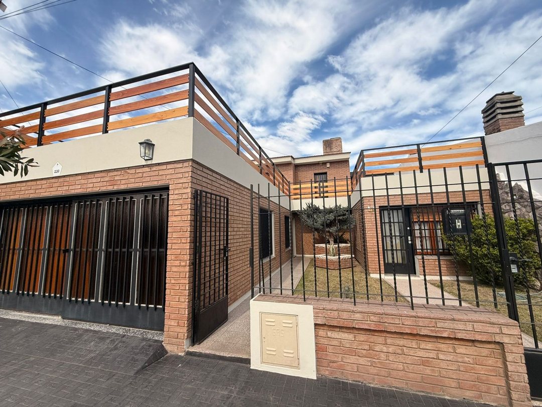 VENTA GRAN CASA EN Bº LOS PLATANOS C/PATIO PILETA