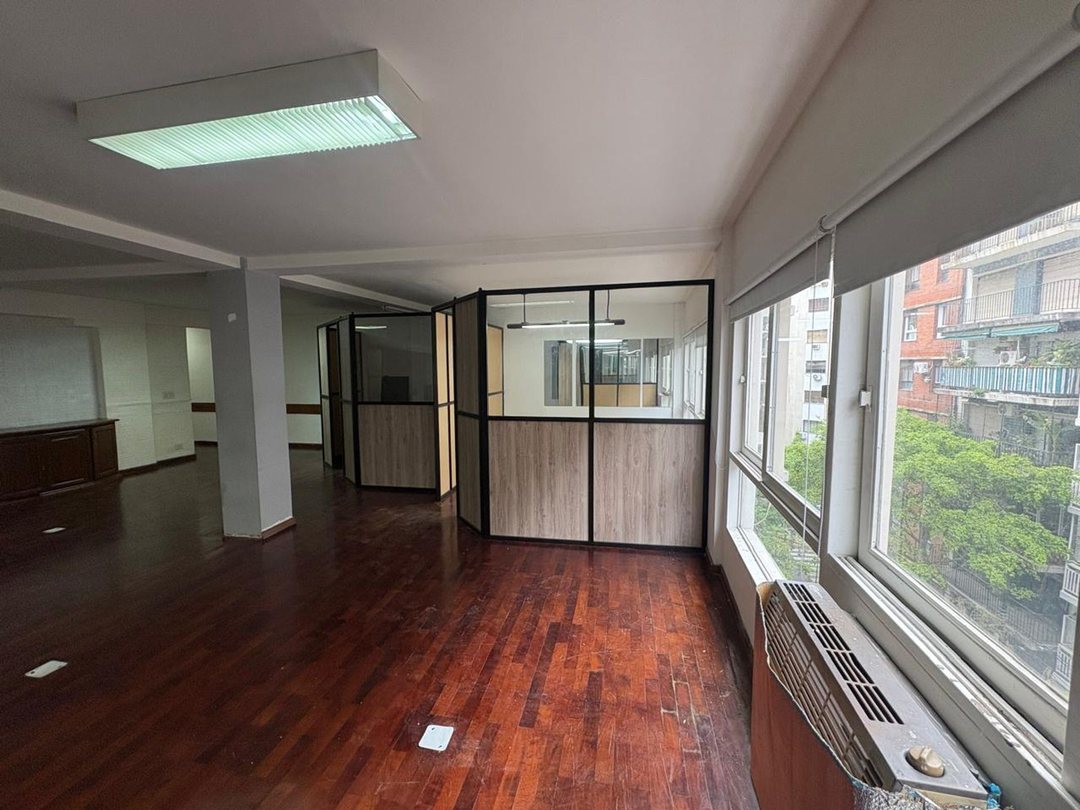 Alquiler amplia oficina o estudio en Recoleta