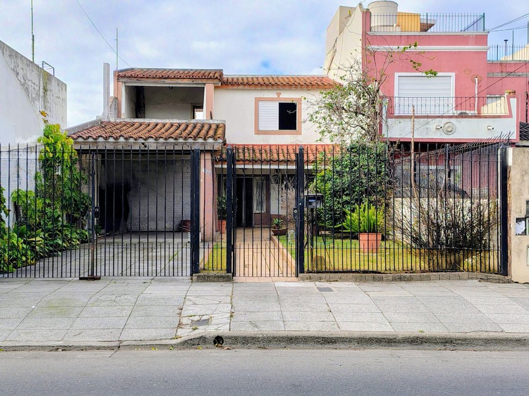 VENTA Casa 3 Dormitorios Liniers lote 242m2 apto c