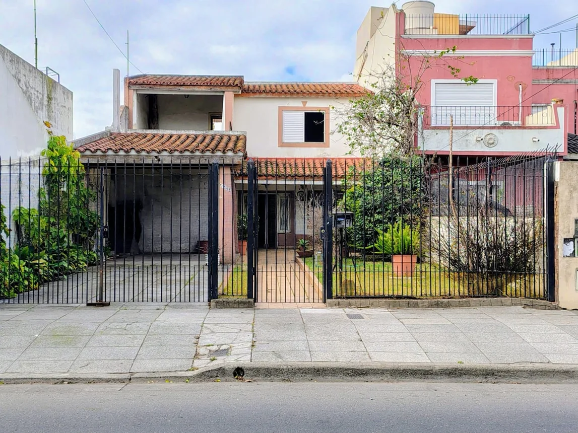 Casa de 4 ambientes en venta en Liniers, Avenida General Paz 11700
