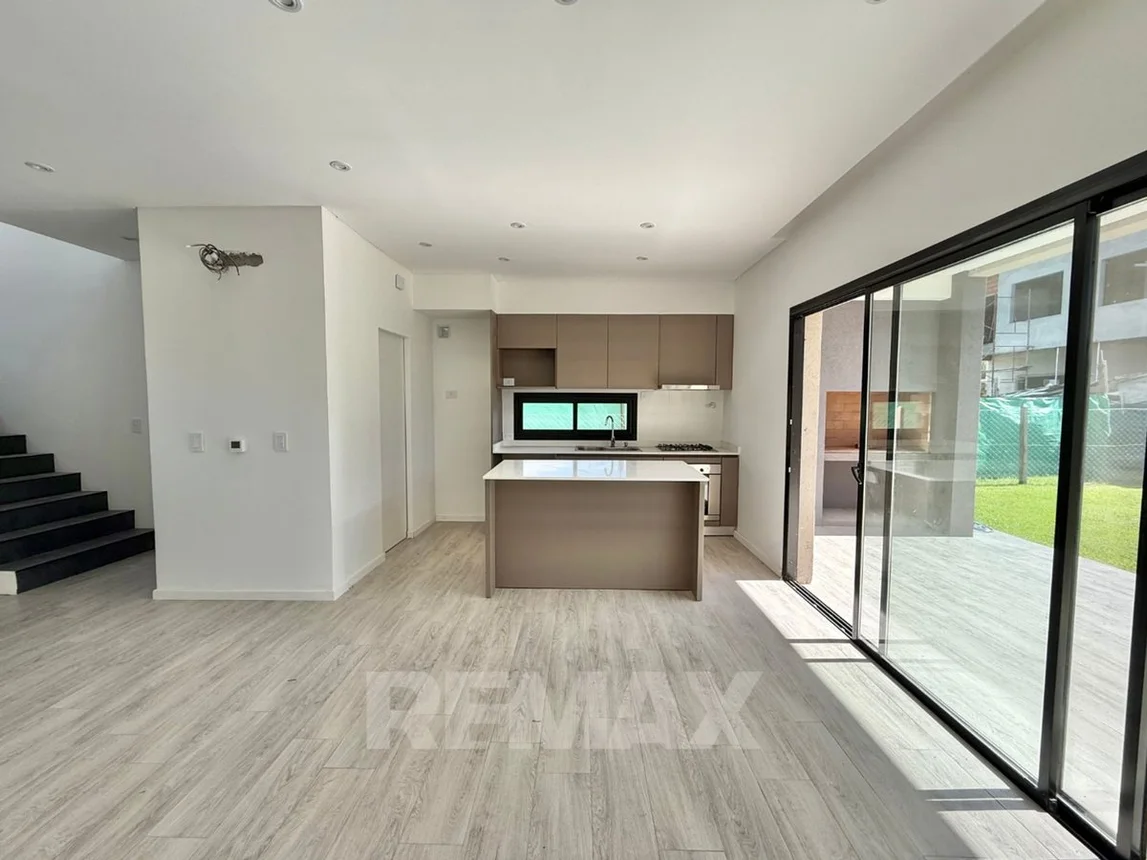 Casa dúplex en venta en Pilar, foto 2