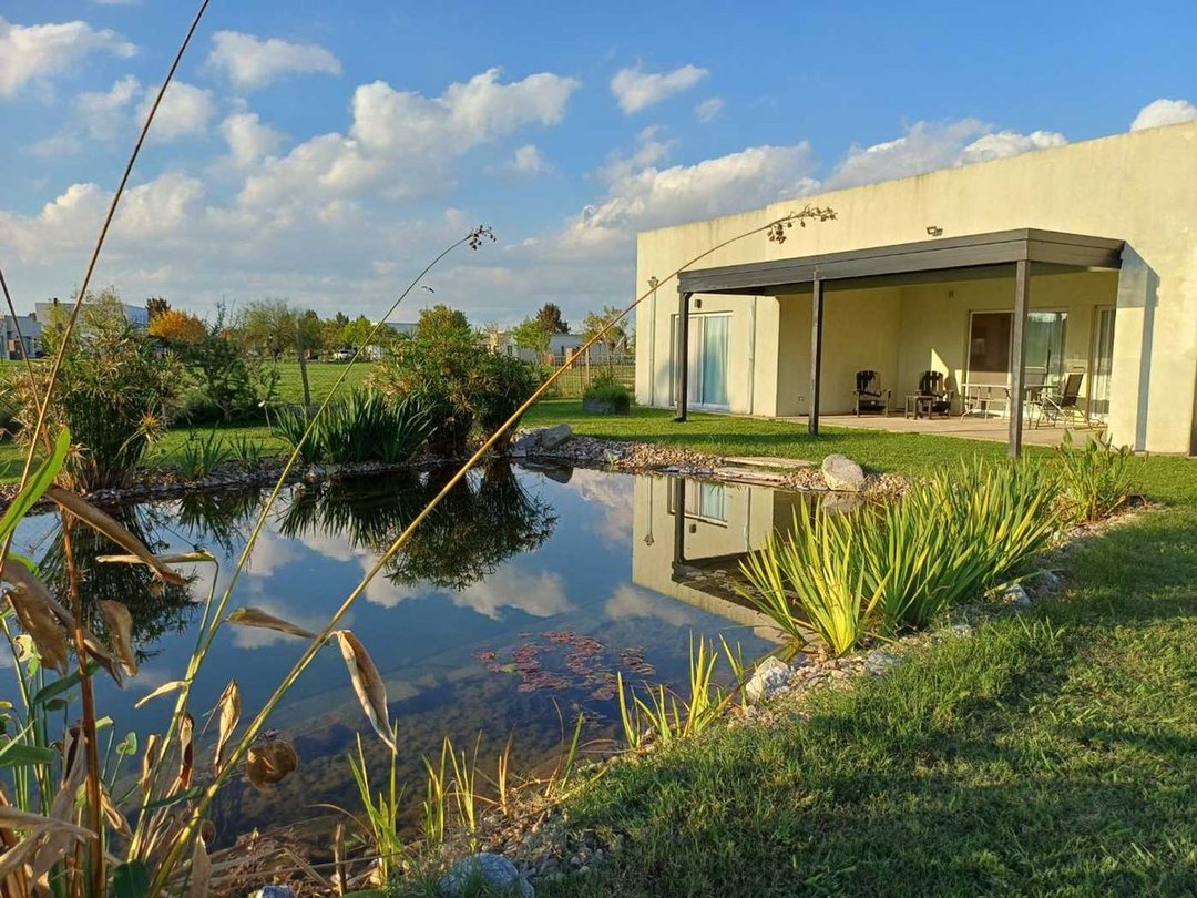 VENTA CASA 4 AMB LAGUNA A9 B° SAN SEBASTIÁN PILAR