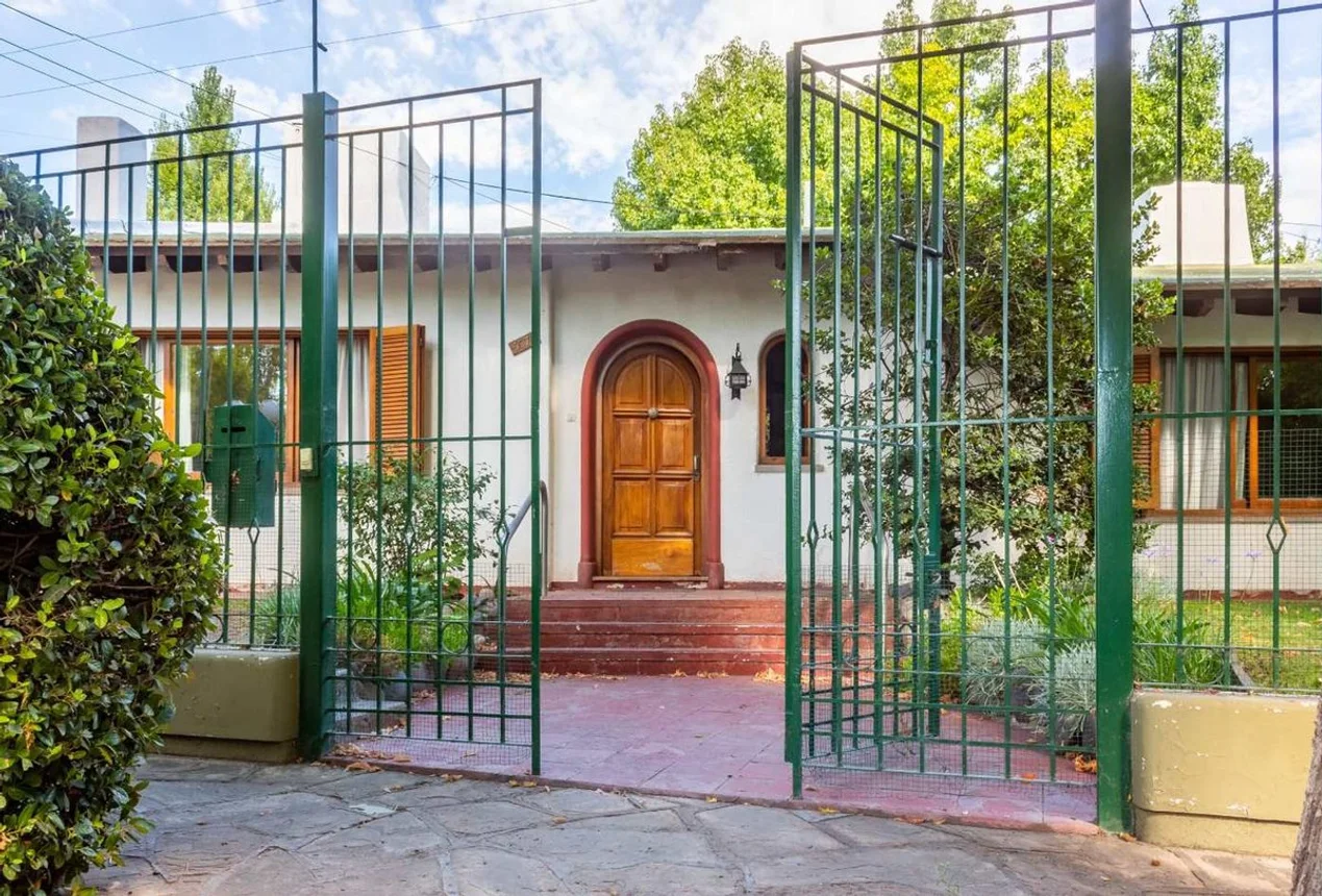 Casa de 7 ambientes en venta en Luján de Cuyo, Victor Delhez 5500, foto 2