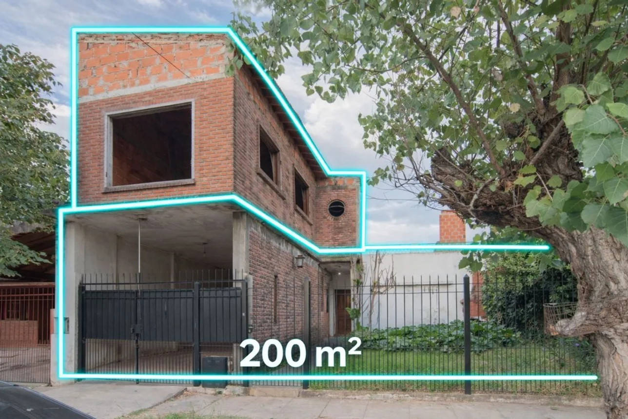 Casa de 4 ambientes en venta en Villa Tesei, Húsares 1300