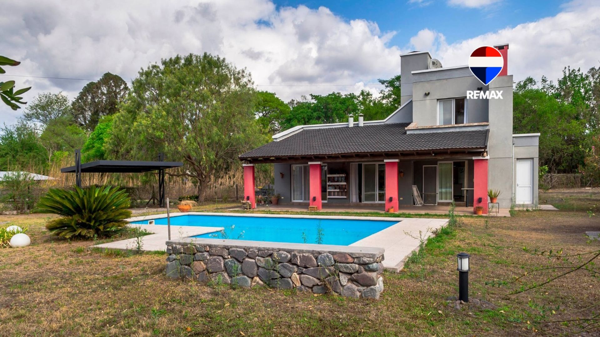 VENTA CASA CON PILETA 3 DORMITORIOS EN SAN LUIS - foto 1