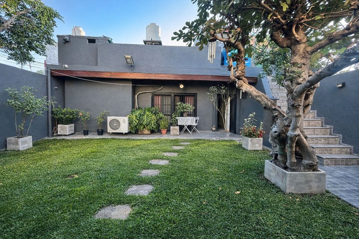VENTA CASA 7 AMBIENTE, COCHERA Y PARQUE, BERNAL