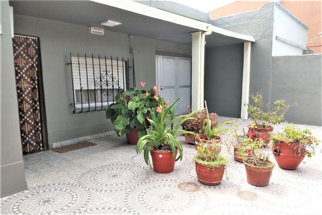 VENTA CASA 3 AMBIENTES, COCHERA Y PARQUE - QUILMES