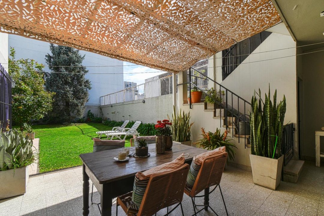 Alquiler PH tipo CASA con parque y cochera 3 autos