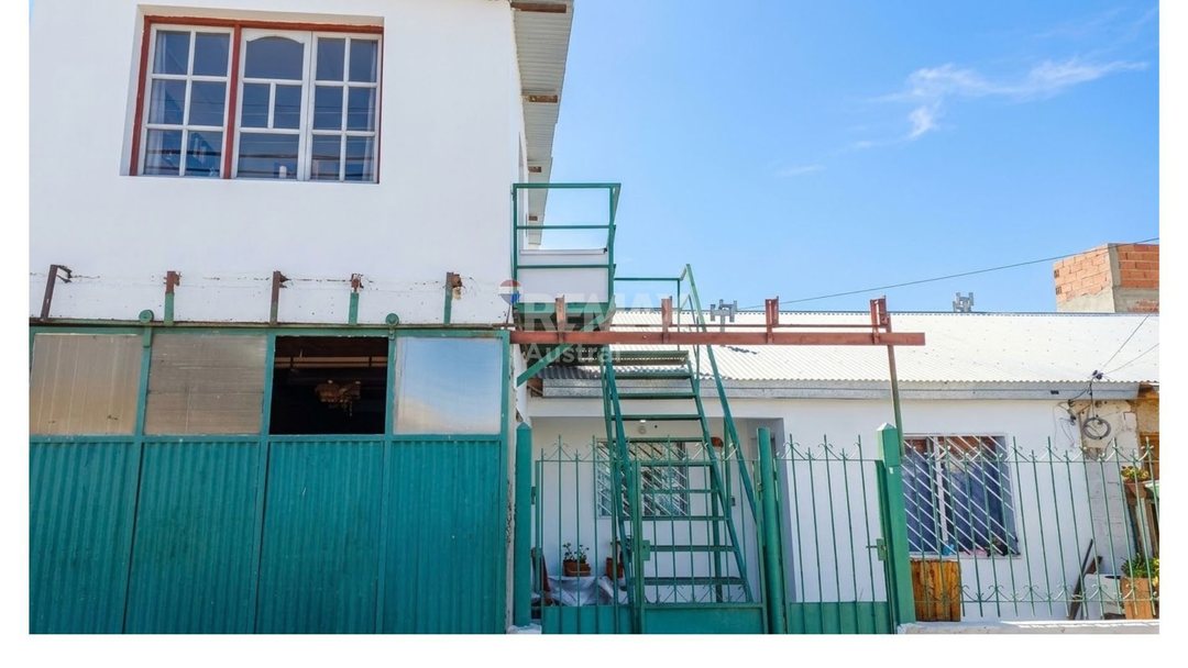 VENTA KM 8 / 2 departamentos de 3 y 1 dormitorio.