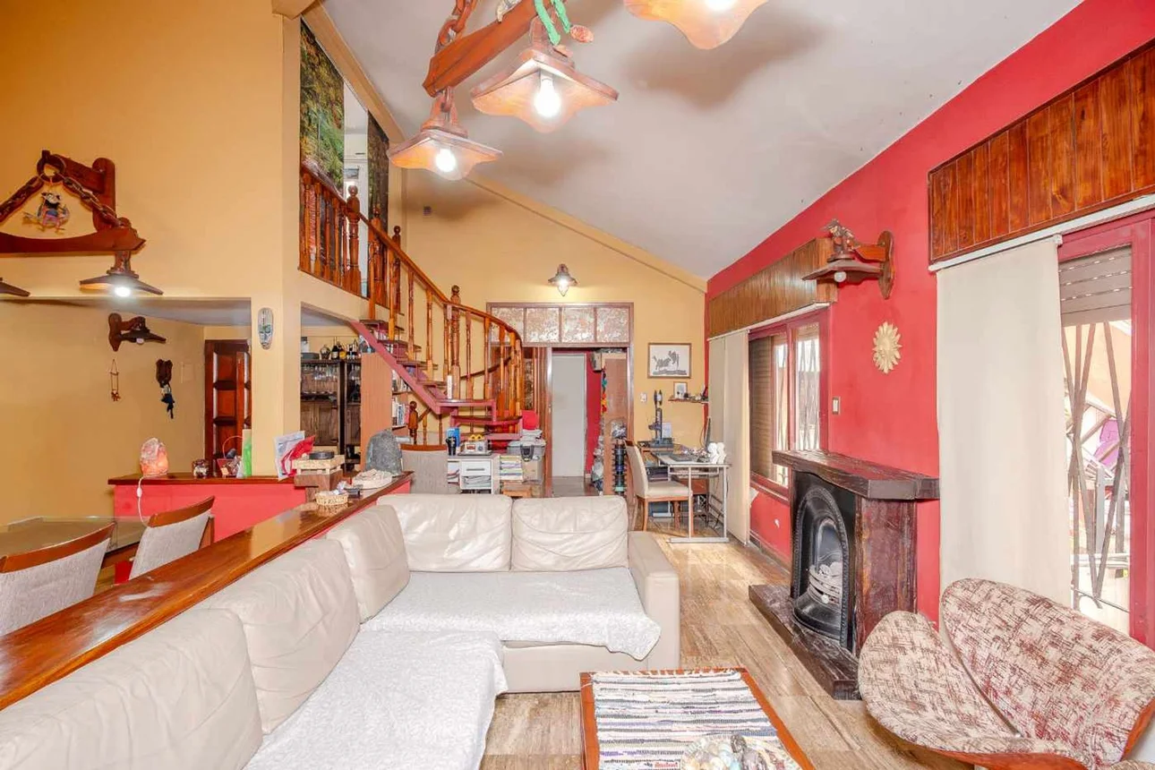 PH de 6 ambientes en venta en Caseros, Carhué 5300