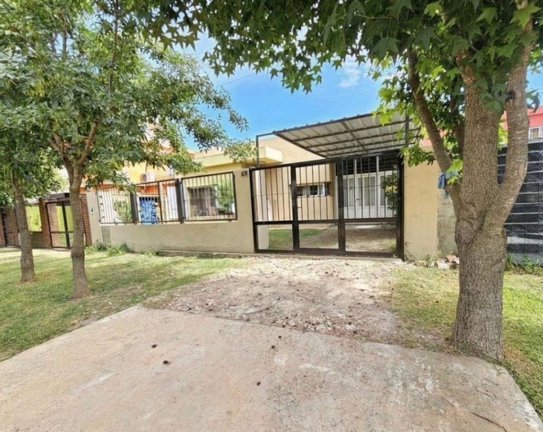Casa de 3 dormitorios con piscina y doble acceso