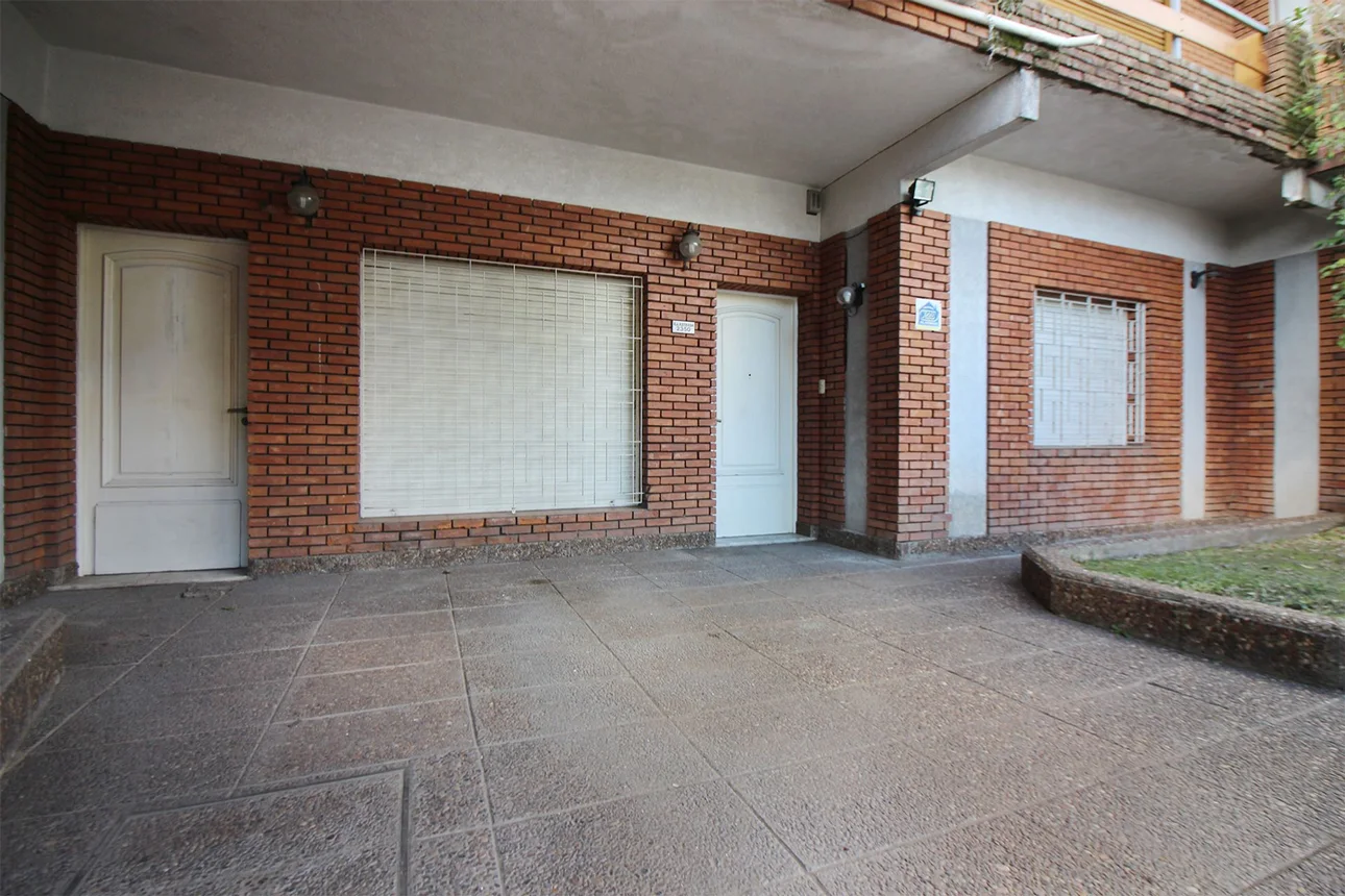 Casa de 7 ambientes en venta en Ramos Mejía, Berón de Astrada 2200, foto 2