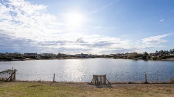 CASA AL LAGO  EN VENTA AREA 5 SAN MATIAS ESCOBAR
