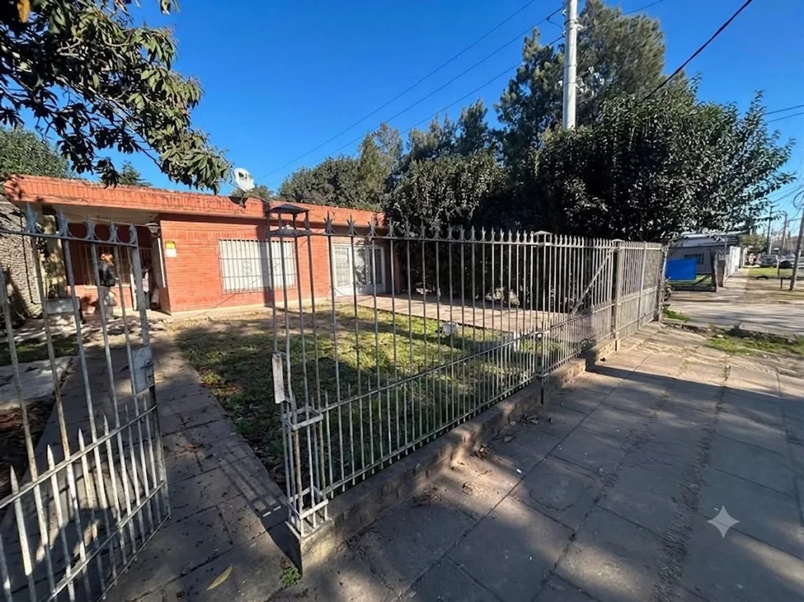 Casa de 3 ambientes en venta en Florencio Varela, Avenida 12 de Octubre 1000